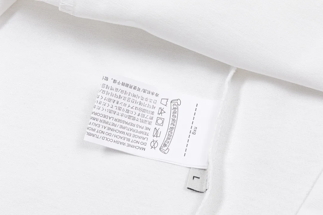 P200 CHROME HEARTS LoGo is fashionable and elegant, with a dropped shoulder style. The fabric is made of 26s double-yarn combed cotton compact spinning yarn with a weight of 280. It is matched with 1*1 Salona rib. The fabric is fermented and has a loose fit. Color: White Size: S～XXL